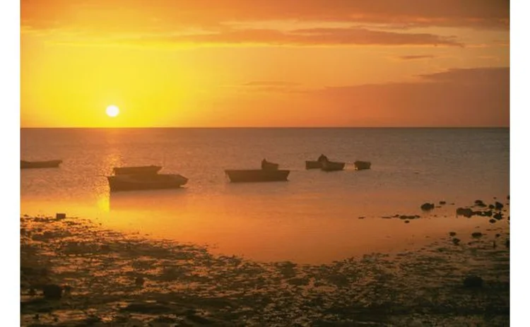 mauritius-beach-and-boats-in-golden-sunset