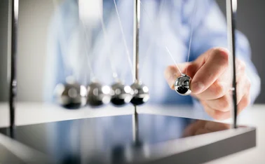 Perpetual motion desktop toy