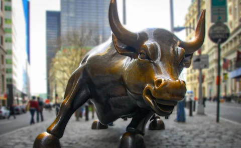 Charging-bull-Wall-Street