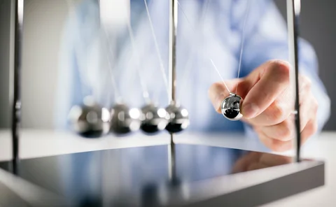 Perpetual motion desktop toy
