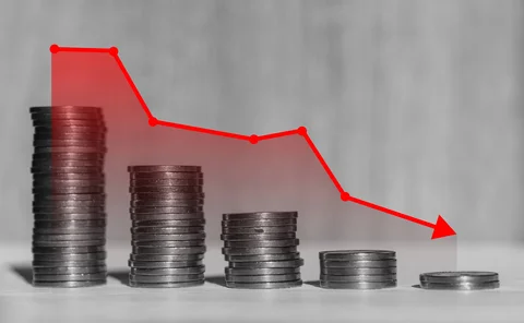 Downwards graph showing coins and a red arrow
