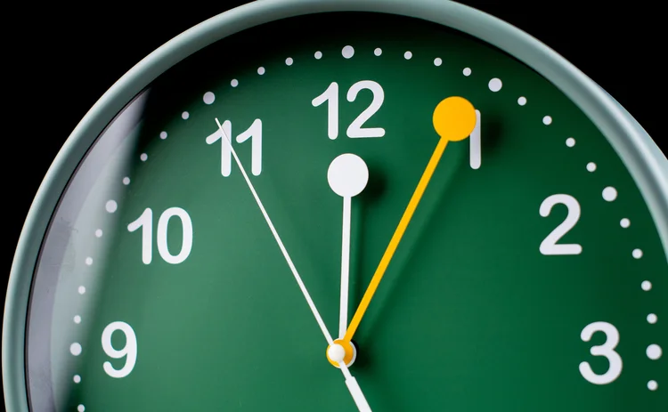 時計の文字盤がちょうど12時を過ぎたところ