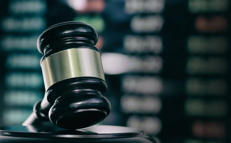 取引画面を叩くハンマーの音