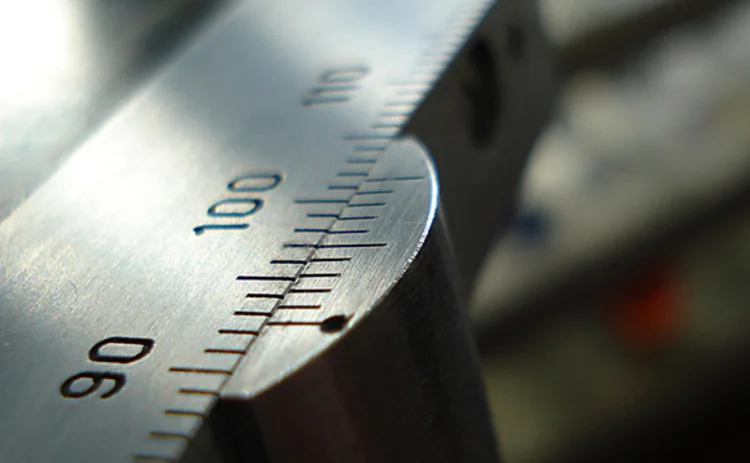 Pricing European energy commodity swaptions