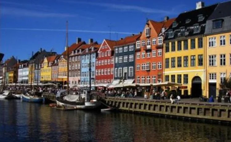 copenhagen-row-of-buildings-reflected-in-canal