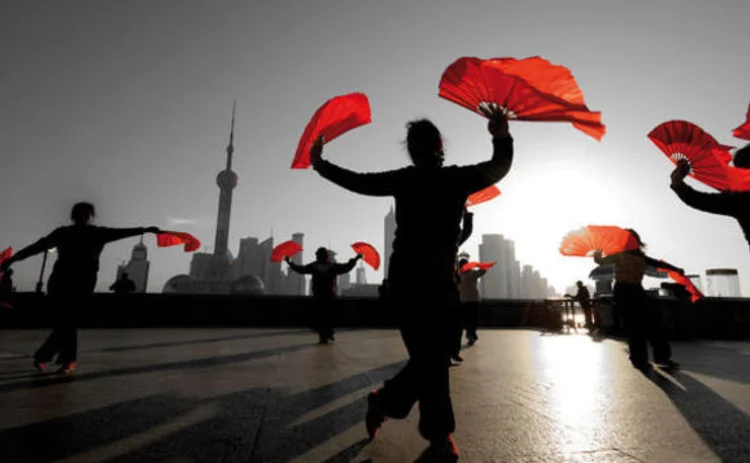 silhouettes-dancing-ladies-in-china-waving-red-fans