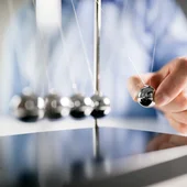 Perpetual motion desktop toy